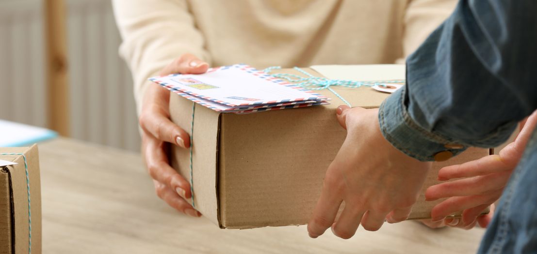GLS & DPD Paketshop - Mann übergibt Paket
