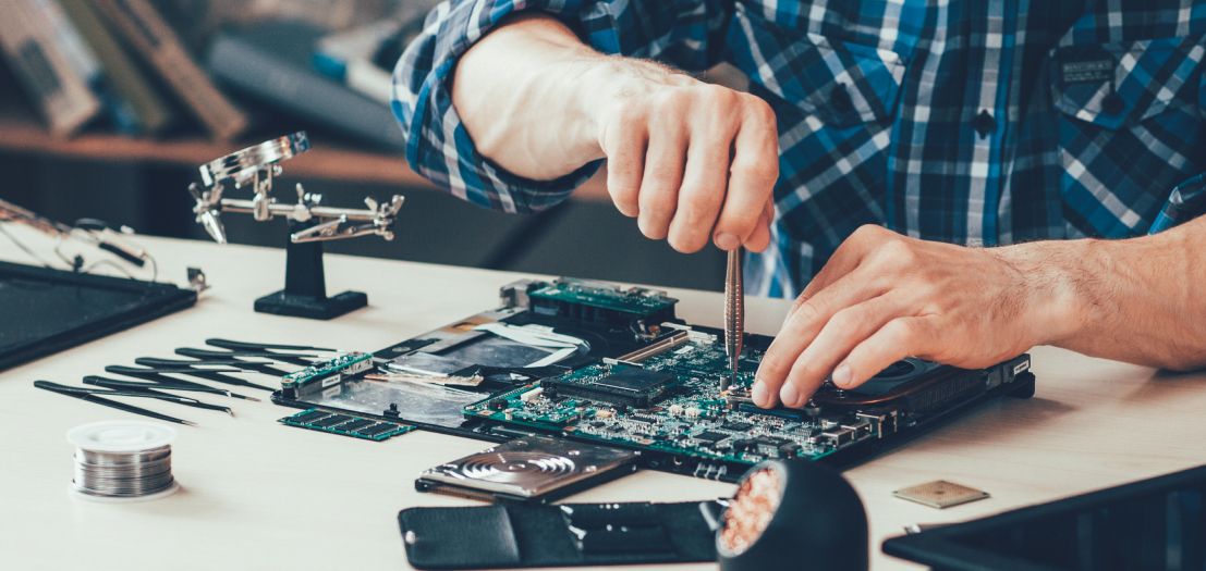PC & Multimedia - Mann repariert Computerteil