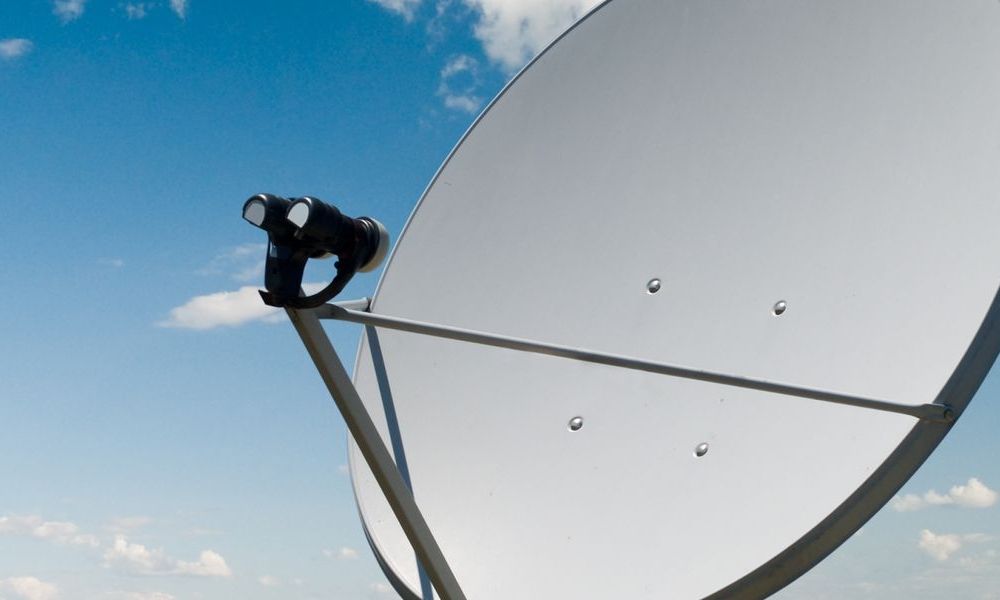 Satellitenschüssel vor blauem Himmel