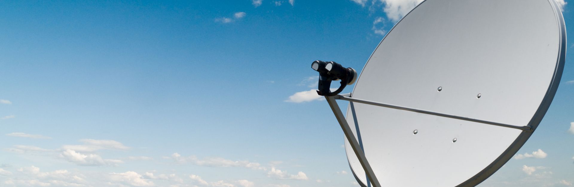 Satellitenschüssel vor blauem Himmel