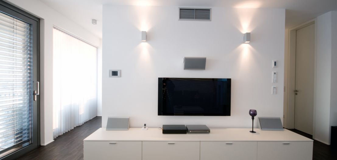 Unterhaltungselektronik - Fernseher vor weißer Wand